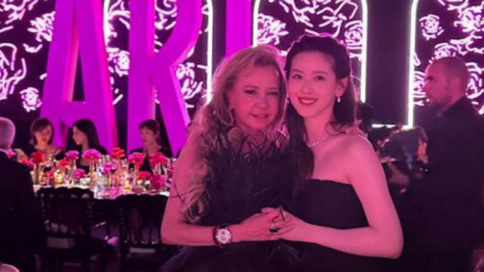 章泽天带女儿地中海度假 年薪百万家教随行照顾