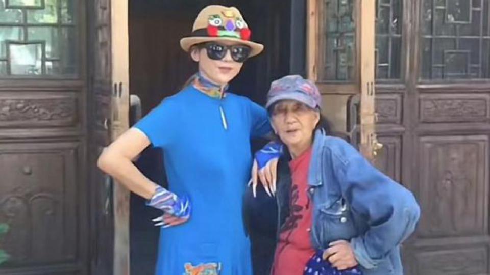 杨丽萍回家看母亲，十指长甲拖把都拿不稳，踩恨天高像走秀