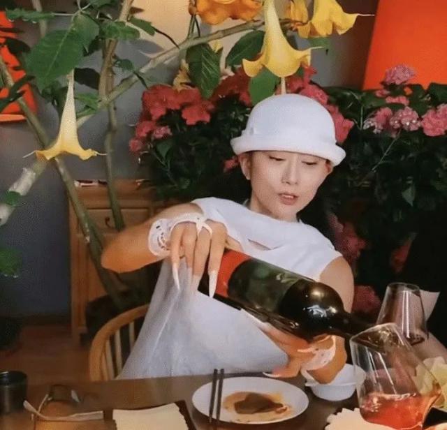 收手吧杨丽萍！别再辣观众眼了，尺度大又无底线