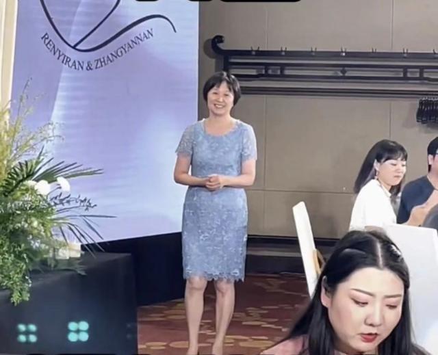 非诚勿扰黄菡当婚礼证婚人，走路踉跄苍老，住千万别墅带外孙