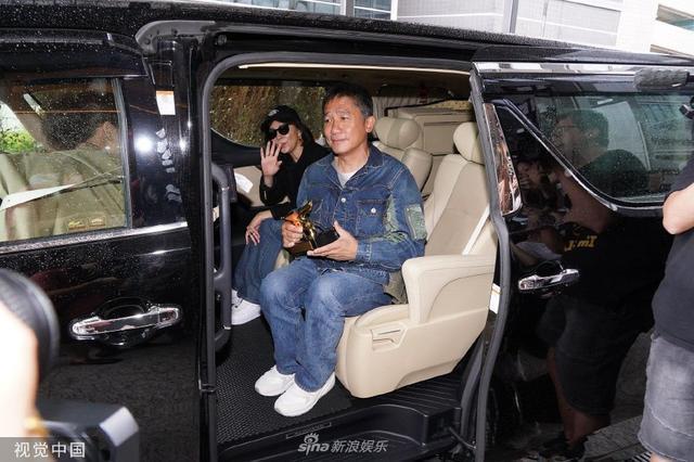 梁朝伟刘嘉玲结束威尼斯电影节行程返港 手捧奖杯心情靓