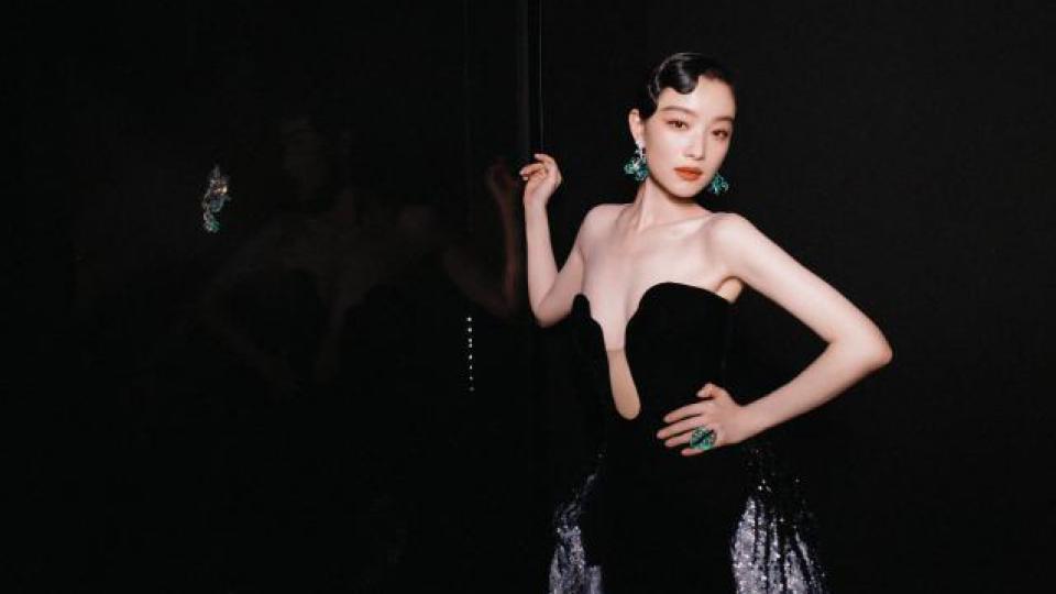 倪妮出席活动 深V礼服配珠宝美出新高度