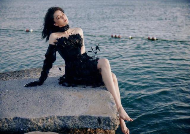 张馨予登《时尚芭莎》封面，穿透视连衣裙，大秀傲人身材