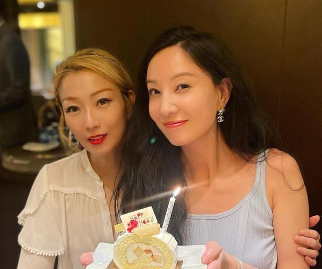 郑希怡开车回家遇暴雨，大雨挤进车厢场面可怕