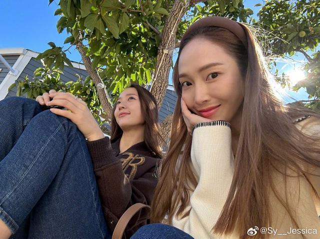 郑秀妍分享与妹妹郑秀晶合照 两人拿红酒杯贴贴好养眼