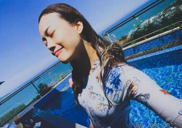 容祖儿开车遭遇暴雨！车身两边全是水，旁边阿Sa大叫好恐怖