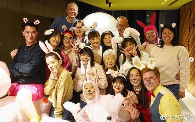 偷偷秀恩爱！许玮甯晒自拍照 墨镜里现邱泽好恩爱