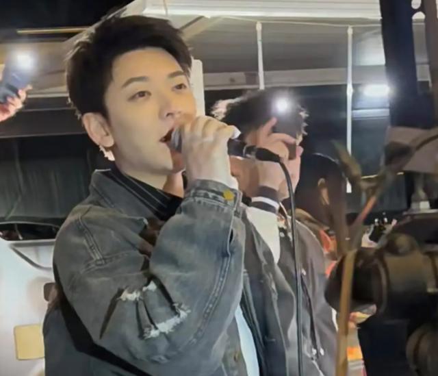 陈翔自曝做声带手术，晒病床虚弱照，手上插管子