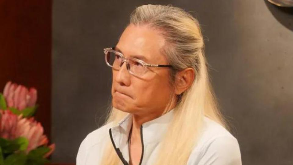 56岁男星把女儿骨灰做成项链，攻读博士想“复活”女儿