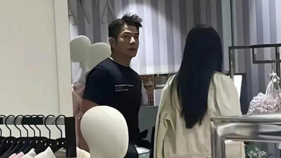 郭富城方媛伦敦逛街被偶遇 精心为女儿挑选衣服