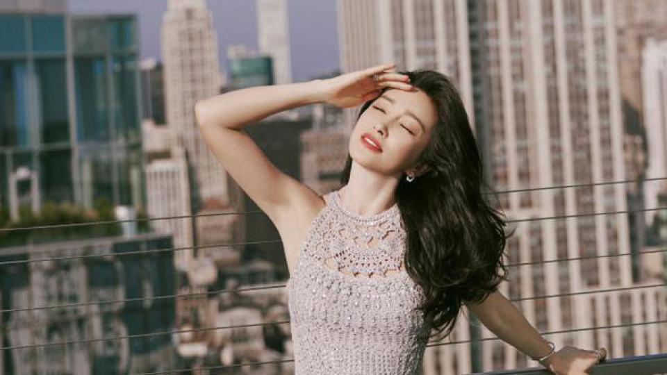 李冰冰纽约时装周天台大片 长发飞扬曼妙身姿风情万种