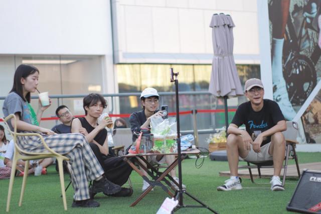 字节“卷王”街头开唱