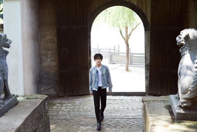 易烊千玺给后援会写新TO签 庆祝后援会成立十周年