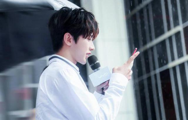 蔡徐坤偷偷复出！海外开演唱会无人问津，场馆比体育馆小票卖不完