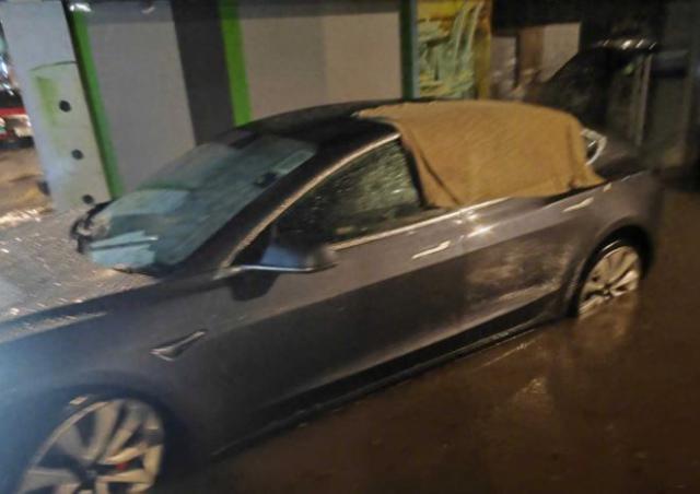 香港暴雨！谭咏麟开电车熄火被困水中，感谢消防员紧急救下爱车