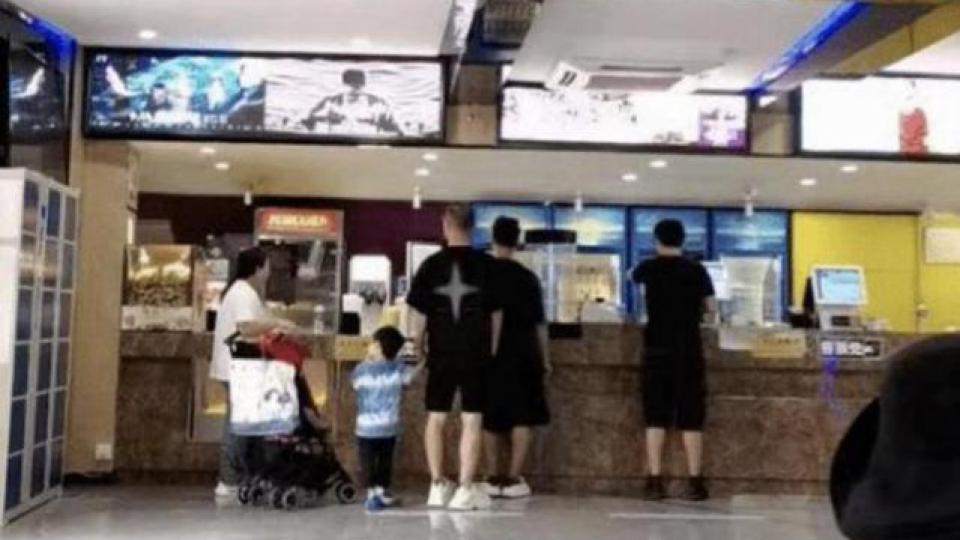 章子怡夫妇携子女外出用餐，一人带一娃超有爱，汪峰近状胖了不少