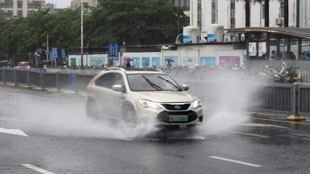 深圳暴雨破71年历史，汽修店忙翻天
