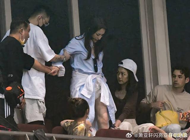萧亚轩现身观看王力宏演唱会 被搀扶入场疑似脚伤未痊愈