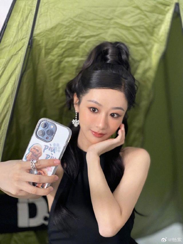 杨紫晒黑色露背裙造型美照 化美拉德小烟熏妆酷美性感