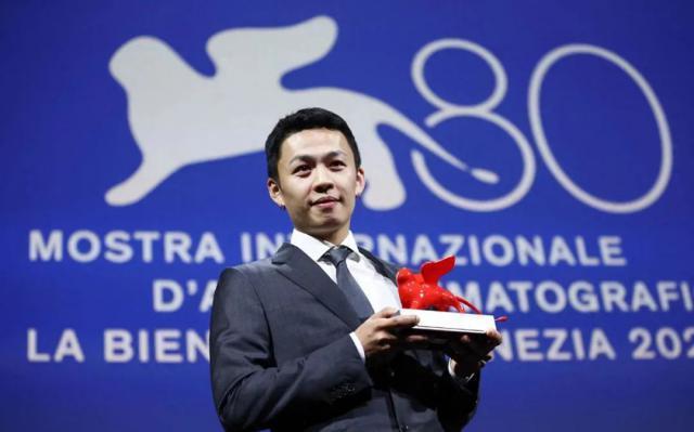 男星官宣恋情！女方给其投资拍电影，被曝曾和65岁富豪生子