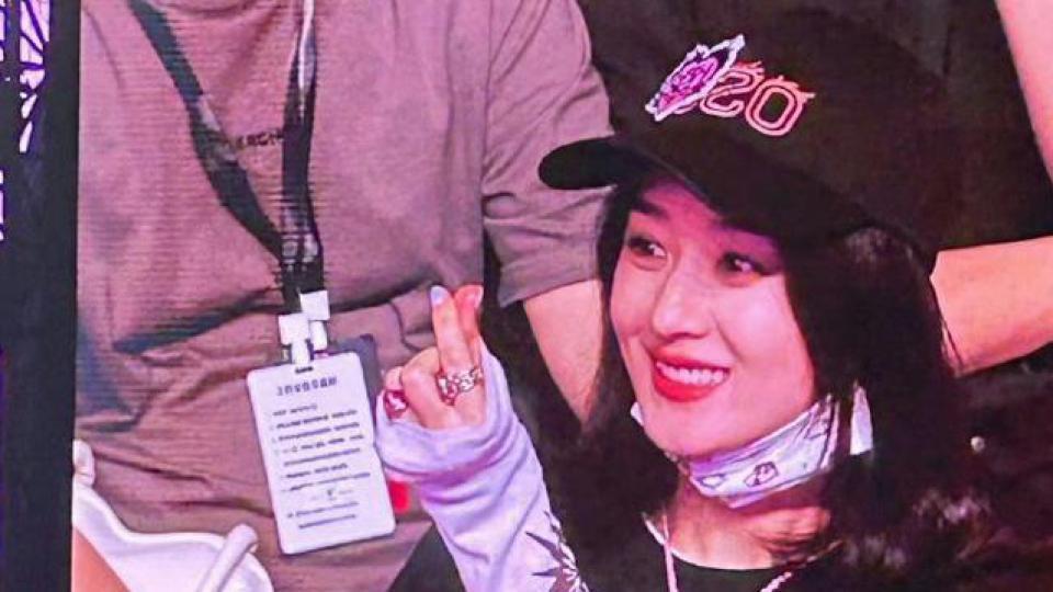 赵丽颖现身闺蜜张碧晨演唱会 戴应援帽拿单反化身最美站姐