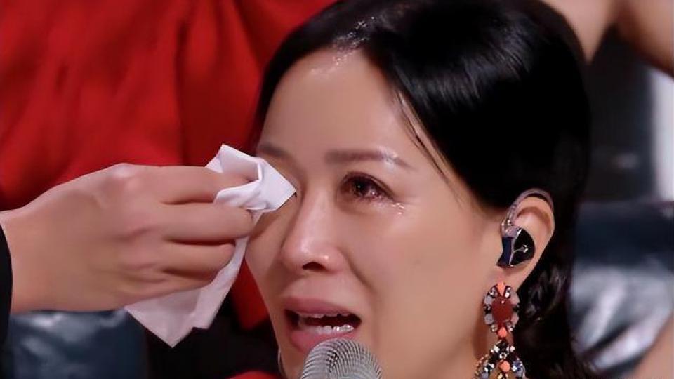 那英首次回应网络暴力，多次偷偷哭泣，感谢粉丝不离不弃