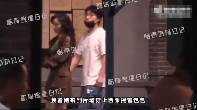 杨幂新剧金色闪片旗袍路透 身姿曼妙风情万种