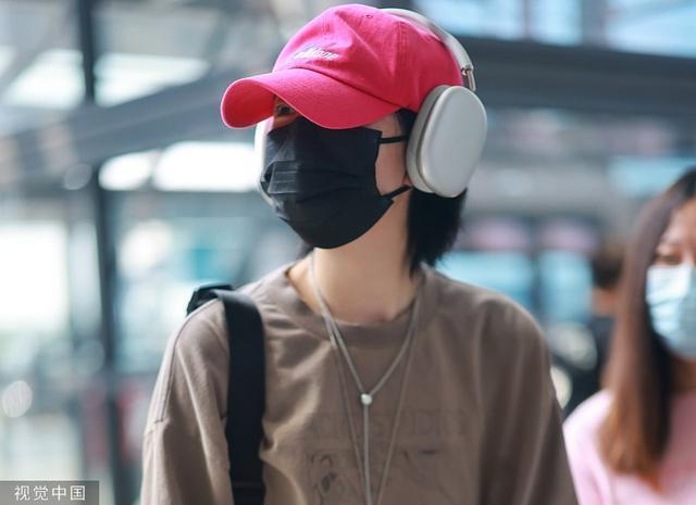 陆柯燃戴芭比粉棒球帽亮眼 穿咖色T恤搭牛仔裤帅气