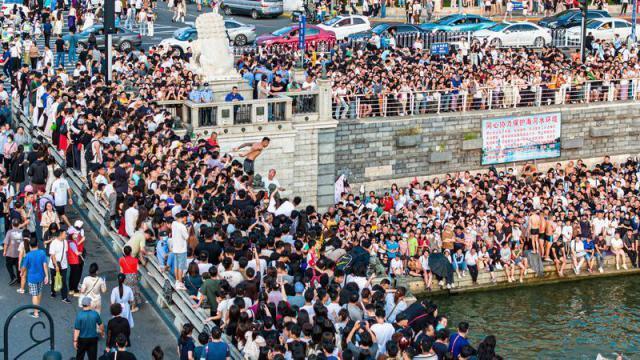 狮子林桥，疯狂的跳水和荒诞的流量