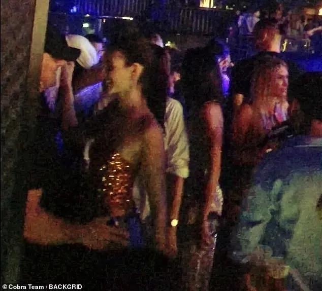 小李子又被曝和25岁模特恋上，两人在夜店热吻！