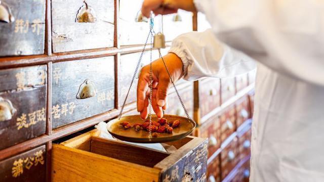 “去中药铺抓酸梅汤”，这届年轻人的养生游戏