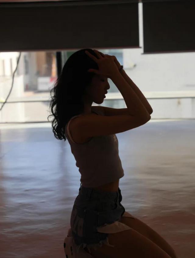 知名女歌手被前经纪公司起诉，要求赔偿1500万，法院判了！