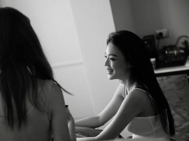 舒淇晒威尼斯电影节随拍美照 黑白滤镜下氛围感十足