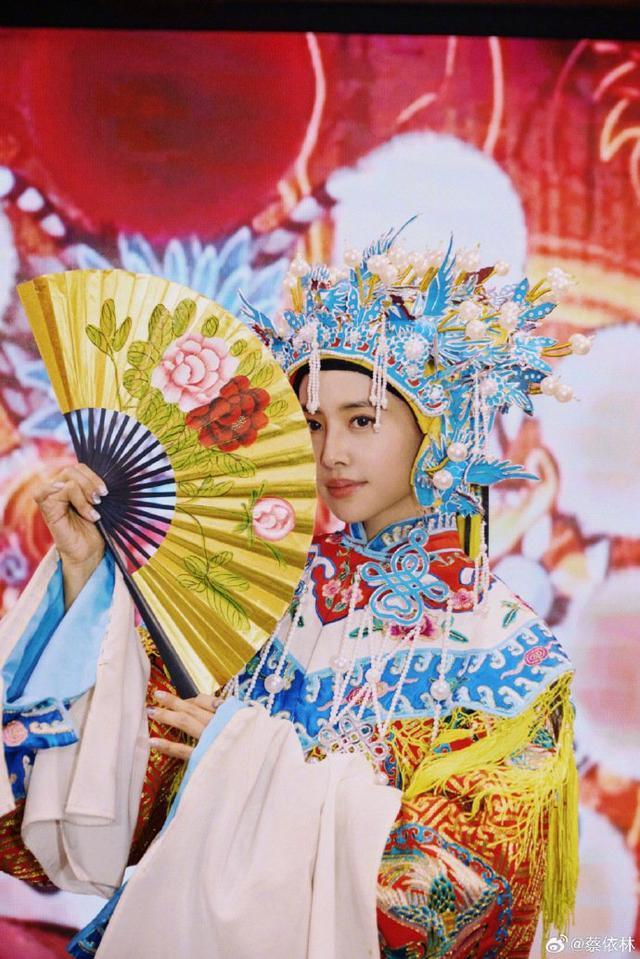 蔡依林穿戏服唱豫剧花木兰 手持折扇笑容灿烂