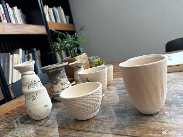 宋茜《另一种蓝》景德镇戏份杀青 晒机舱内自拍可爱元气