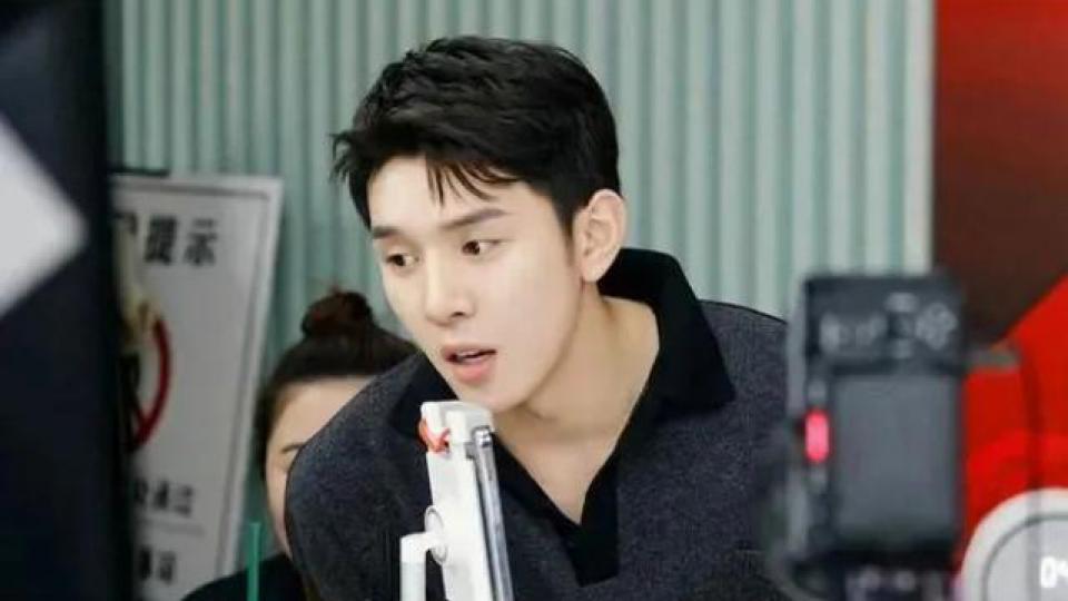 李佳琦被扒，曾紧急补税17亿，还在直播中对杨幂开黄腔