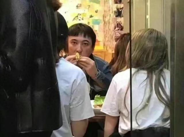 王思聪参加高档宴会，变瘦被指像大头娃娃，与美女富婆合影