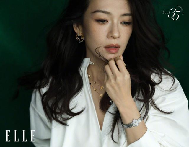 章子怡最新大片风格百变 轻嗅花香气质恬静淡然