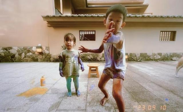陈意涵晒两个孩子玩水彩照 二女儿正脸照曝光好可爱