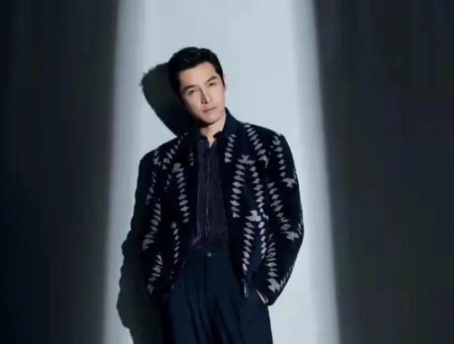 胡歌抱玩偶排队坐地铁，靠扶手上接地气，透露女儿叫茉莉缘由