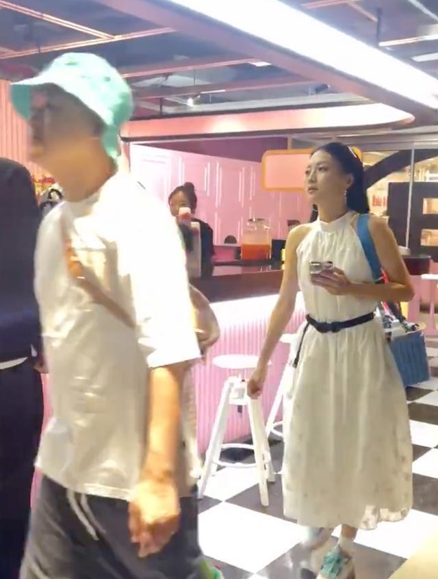 包贝尔一家出街被偶遇 8岁包饺子身高长高不少