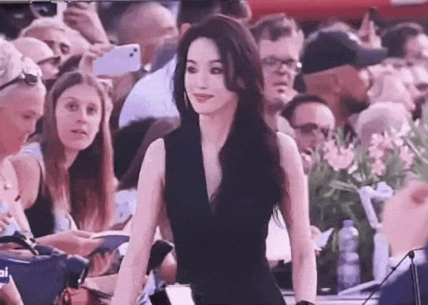 嚯！冯德伦也开始吃软饭了