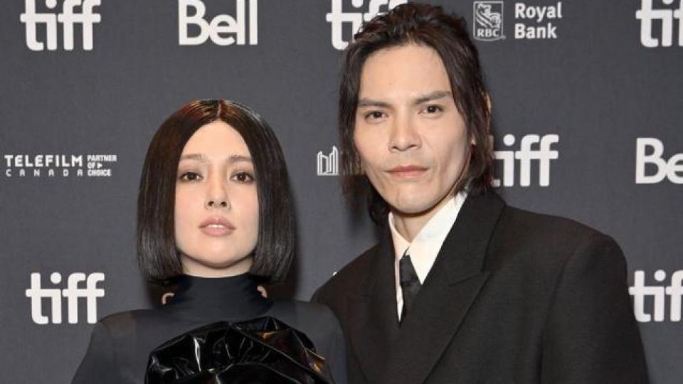 向佐郭碧婷出席多伦多电影节 全黑造型牵手亮相