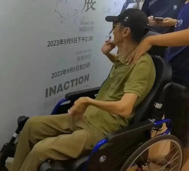 陈小艺离婚了？老公露面坐轮椅身形消瘦，夫妻许久未同框