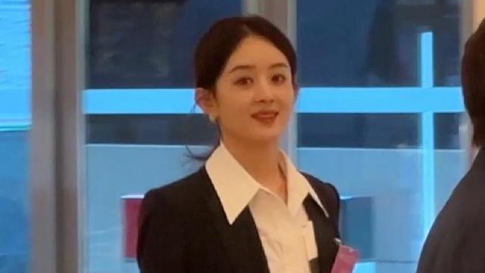 赵丽颖参加中国电视艺术家协会会议 穿一身正装端庄优雅