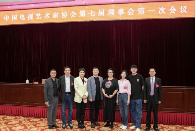 赵丽颖脸小，雷佳音头大，殷桃粉太美！这位戏骨坐C位大家服