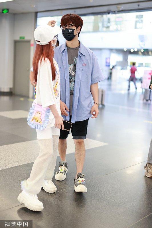 陆虎夫妇手牵手现身机场 陈曌旭贴心为陆虎整理头发