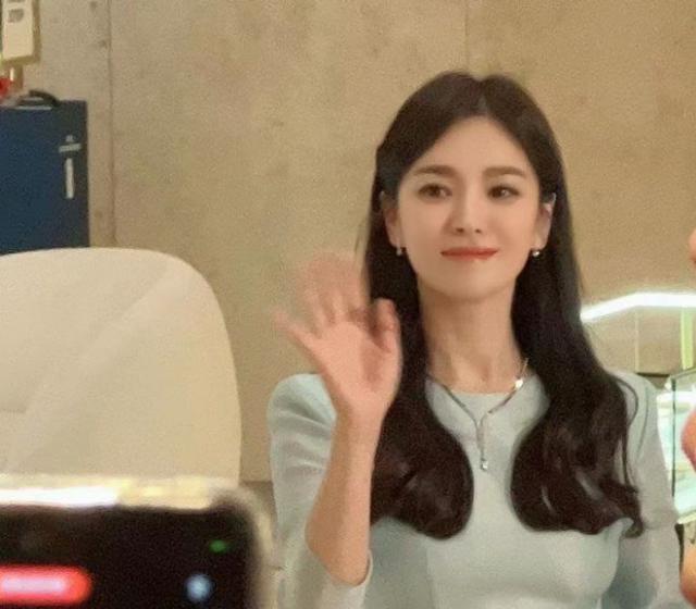 宋慧乔晒度假照尽显随性，与闺蜜亲密贴脸合照