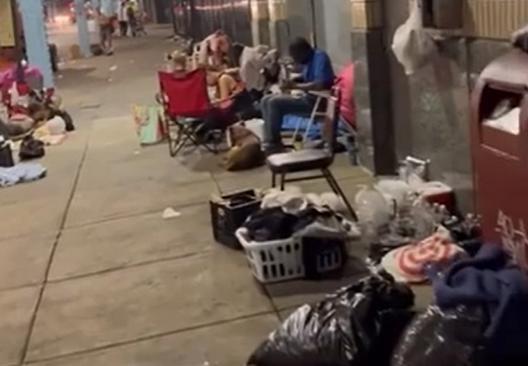 美国吸毒者持续涌入费城街道：无法保持站立 睡在垃圾堆中