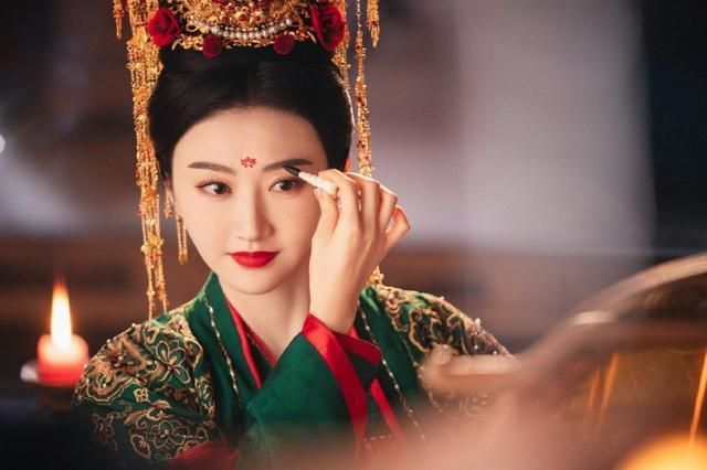 景甜古装婚服造型明艳动人 凤冠霞帔华丽大气